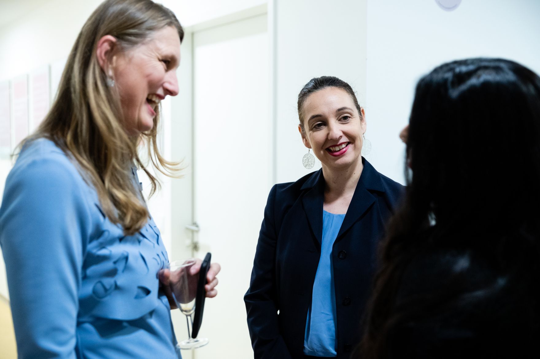 Am 7. November 2019 er&ouml;ffnete Bundesministerin Ines Stilling (m.) anl&auml;sslich des 35-j&auml;nrigen Bestehens des Bildungs-, Beratungs- und Therapiezentrums f&uuml;r Immigrantinnen in Wien die Ausstellung &bdquo;Lernen Sie Geschichte kennen&ldquo;.